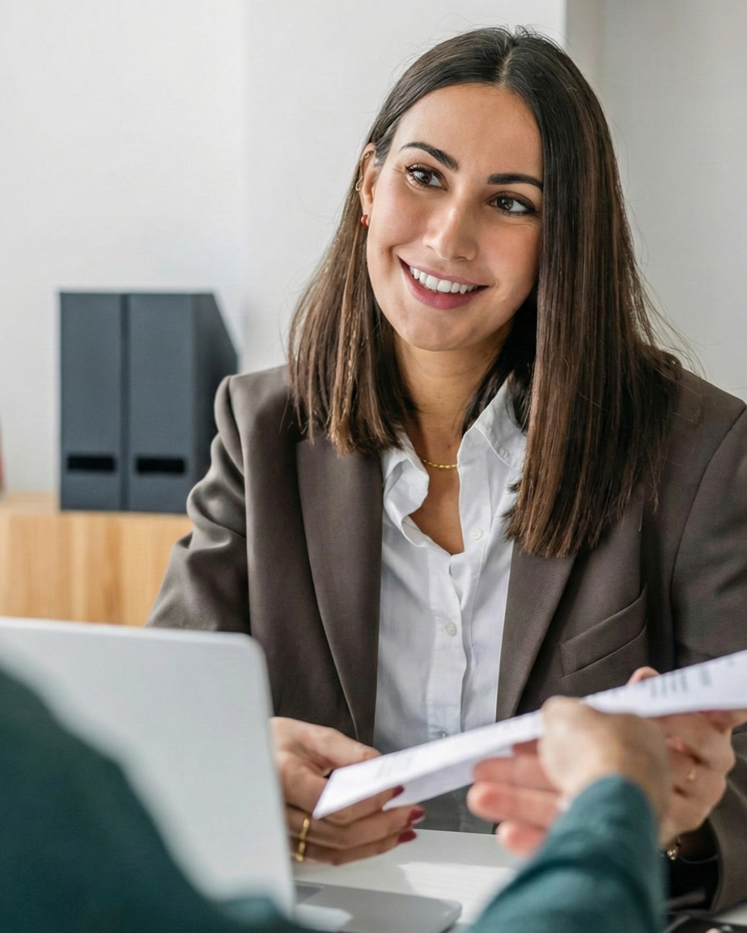 Profissional sorridente em atendimento